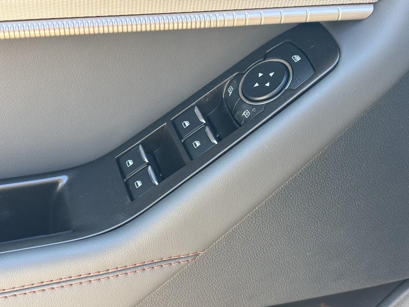 Ford Explorer Vehicle Image 18