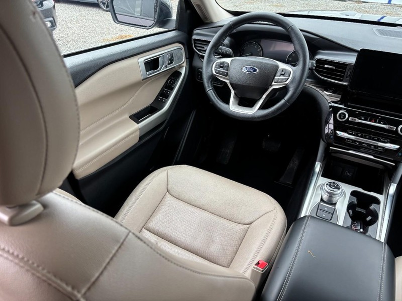 Ford Explorer Vehicle Image 14