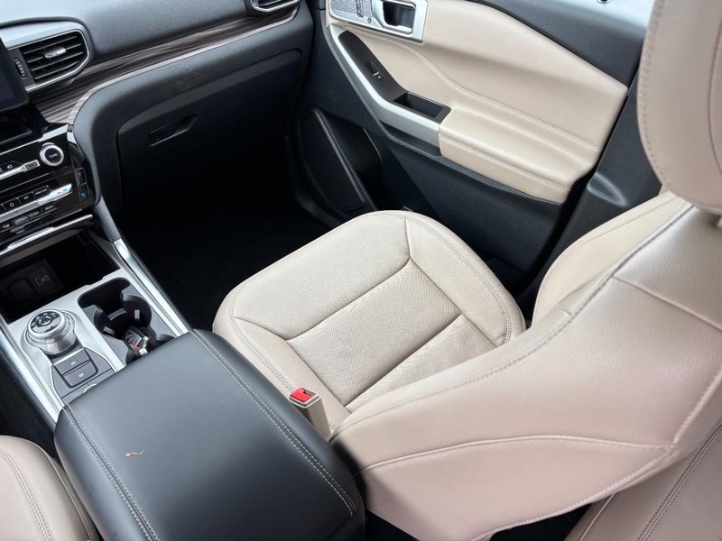 Ford Explorer Vehicle Image 16