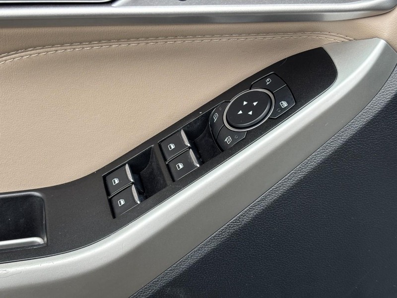 Ford Explorer Vehicle Image 18