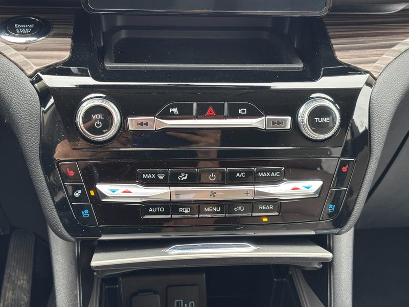 Ford Explorer Vehicle Image 25