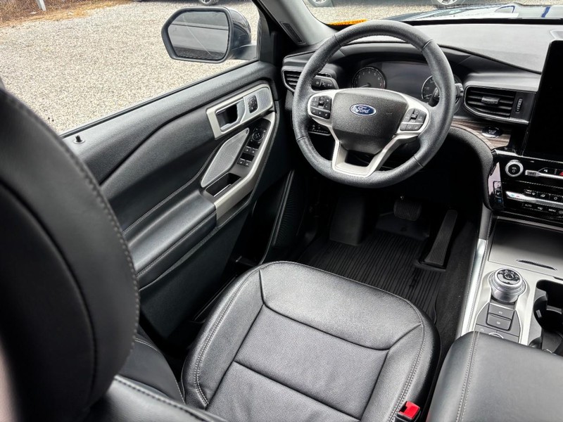 Ford Explorer Vehicle Image 14