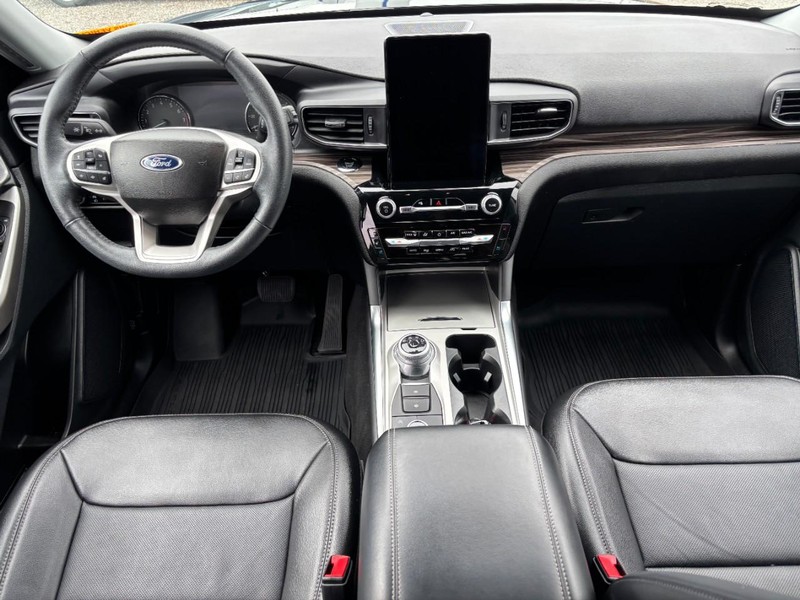 Ford Explorer Vehicle Image 15