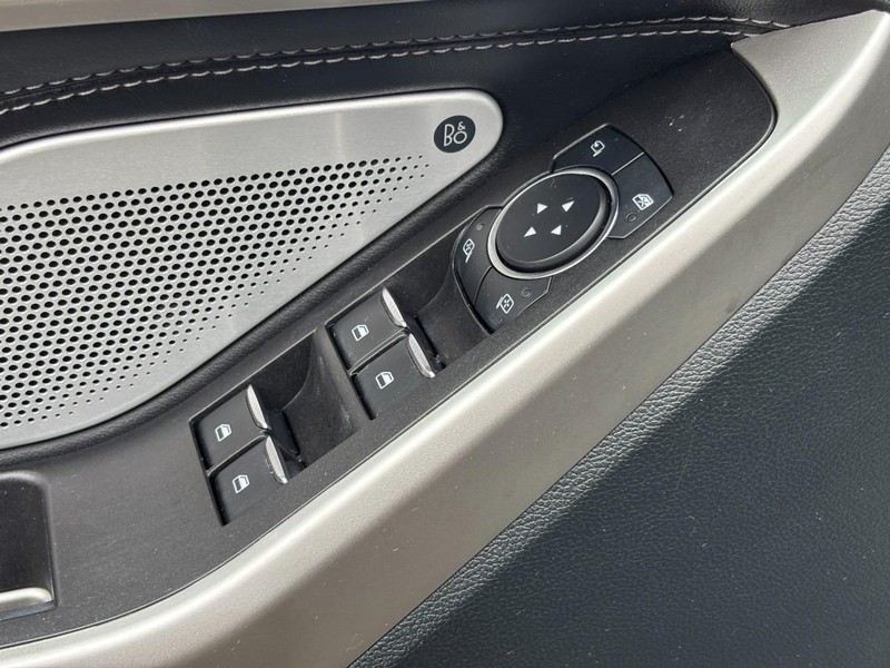 Ford Explorer Vehicle Image 18