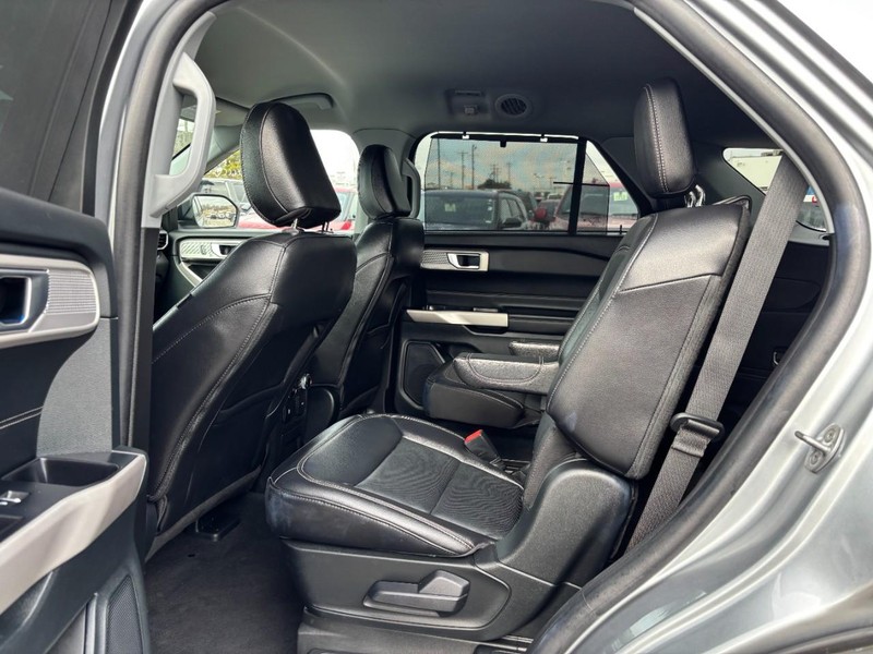 Ford Explorer Vehicle Image 13
