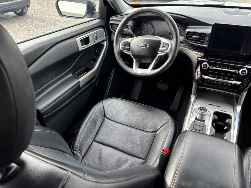 Ford Explorer Vehicle Image 14