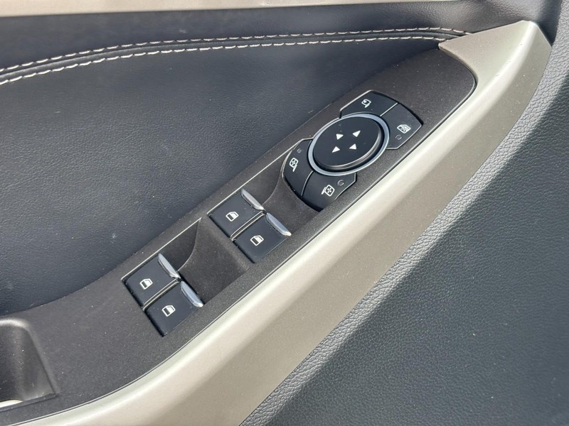 Ford Explorer Vehicle Image 18