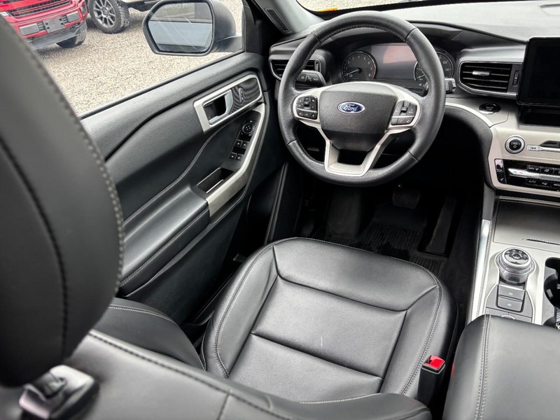 Ford Explorer Vehicle Image 14