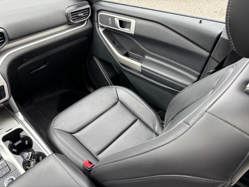 Ford Explorer Vehicle Image 16