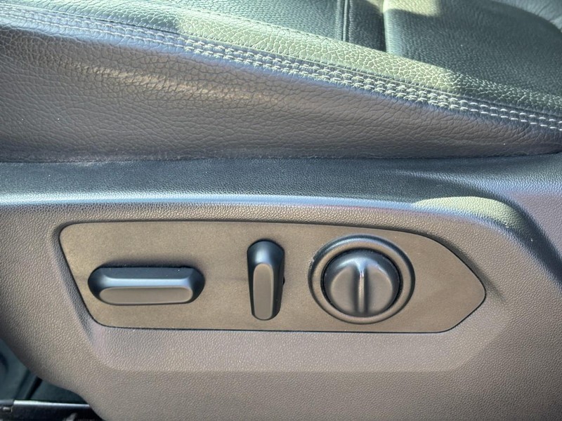 GMC Sierra 2500HD Vehicle Full-screen Gallery Image 16