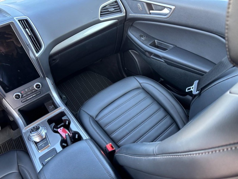 Ford Edge Vehicle Full-screen Gallery Image 15