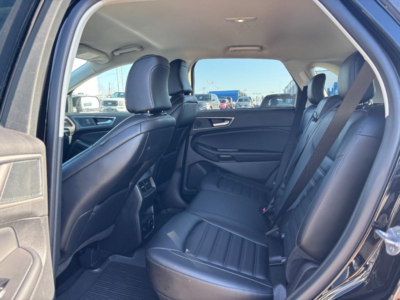 Ford Edge Vehicle Full-screen Gallery Image 12