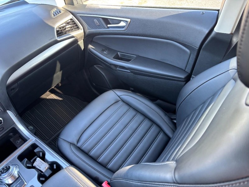 Ford Edge Vehicle Full-screen Gallery Image 15