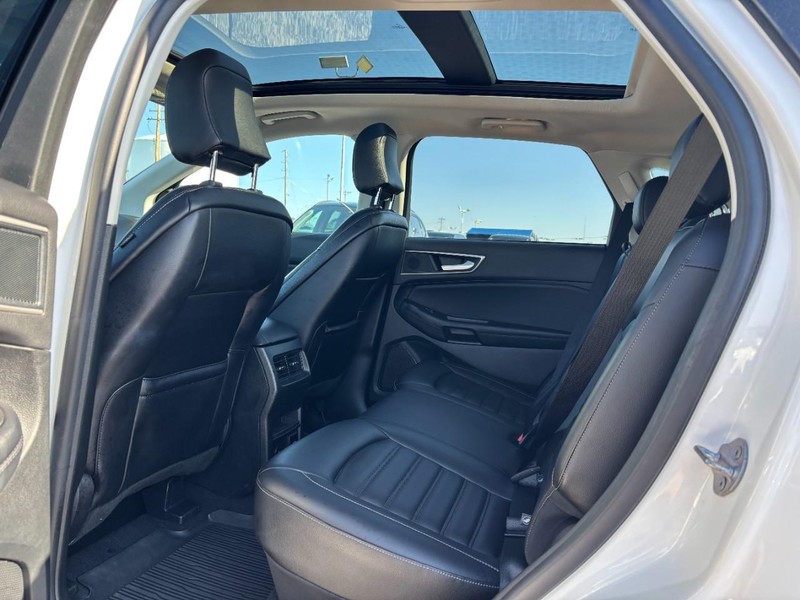 Ford Edge Vehicle Full-screen Gallery Image 12