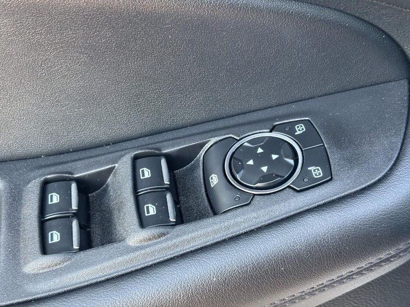 Ford Edge Vehicle Full-screen Gallery Image 17