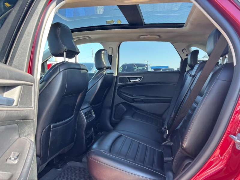 Ford Edge Vehicle Full-screen Gallery Image 12