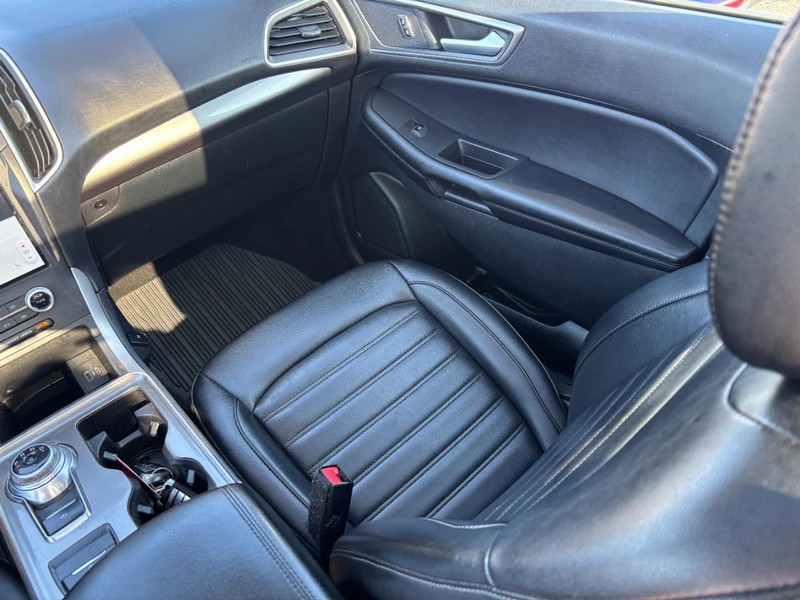 Ford Edge Vehicle Full-screen Gallery Image 15