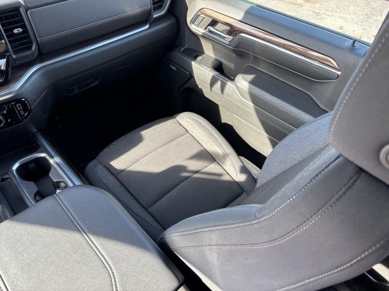 Chevrolet Silverado 1500 Vehicle Full-screen Gallery Image 16