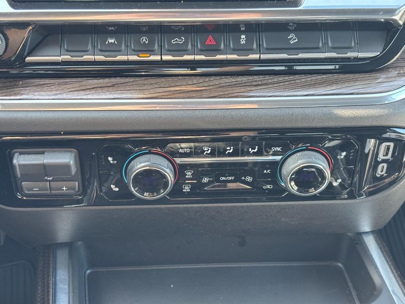 Chevrolet Silverado 1500 Vehicle Full-screen Gallery Image 24