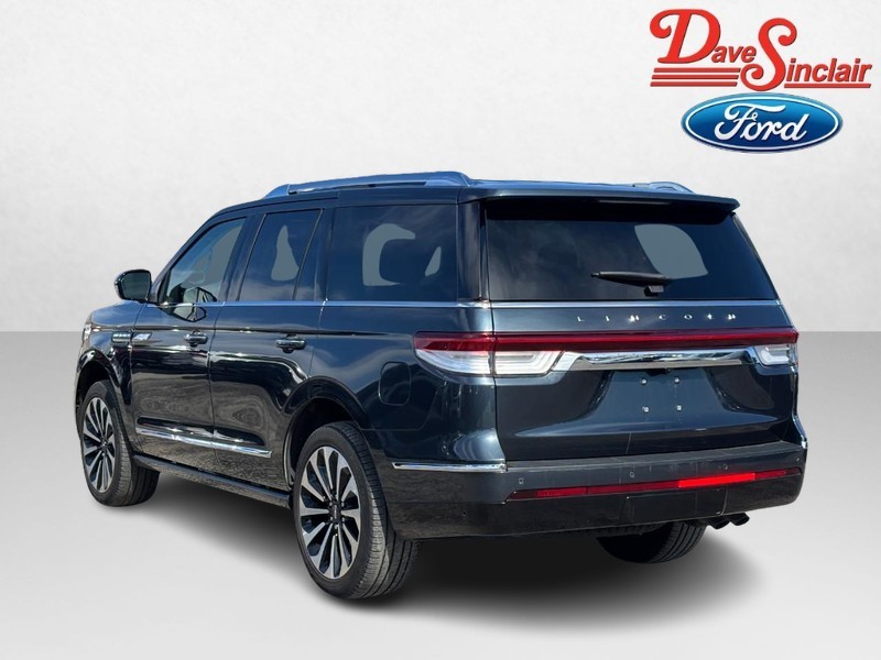 Lincoln Navigator Vehicle Full-screen Gallery Image 09