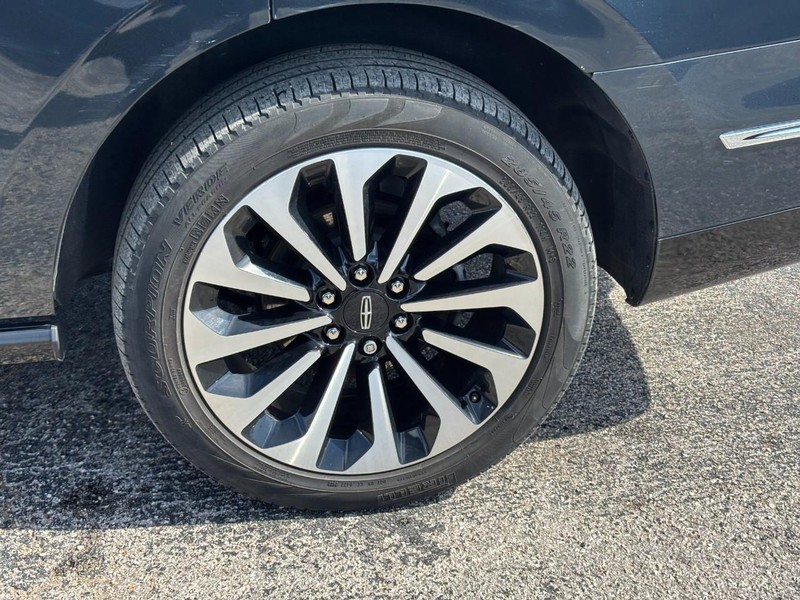 Lincoln Navigator Vehicle Full-screen Gallery Image 11