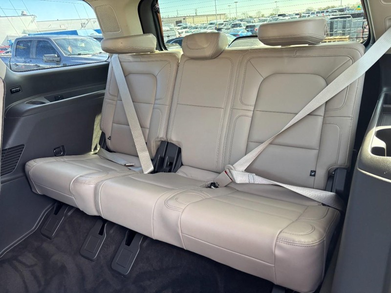 Lincoln Navigator Vehicle Full-screen Gallery Image 12