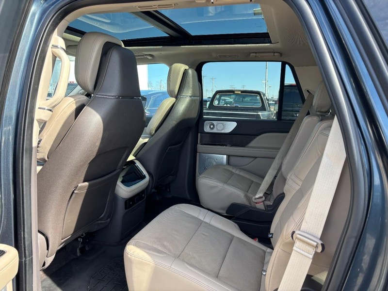 Lincoln Navigator Vehicle Full-screen Gallery Image 13