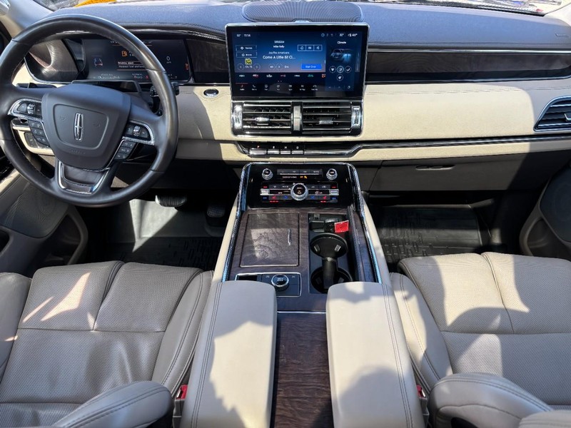 Lincoln Navigator Vehicle Full-screen Gallery Image 15