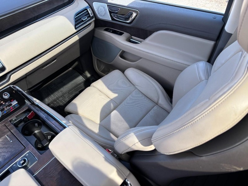 Lincoln Navigator Vehicle Full-screen Gallery Image 16