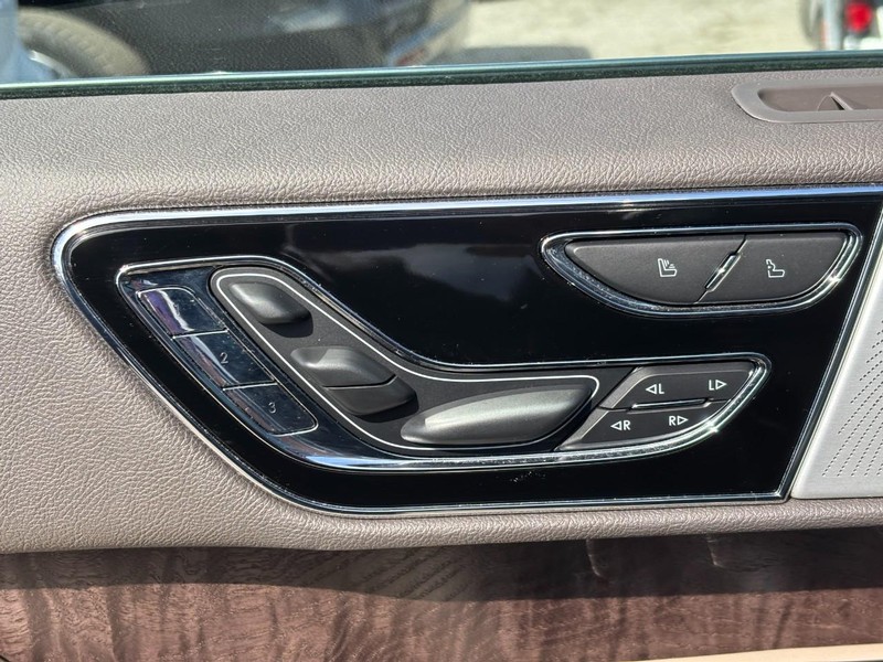 Lincoln Navigator Vehicle Full-screen Gallery Image 17