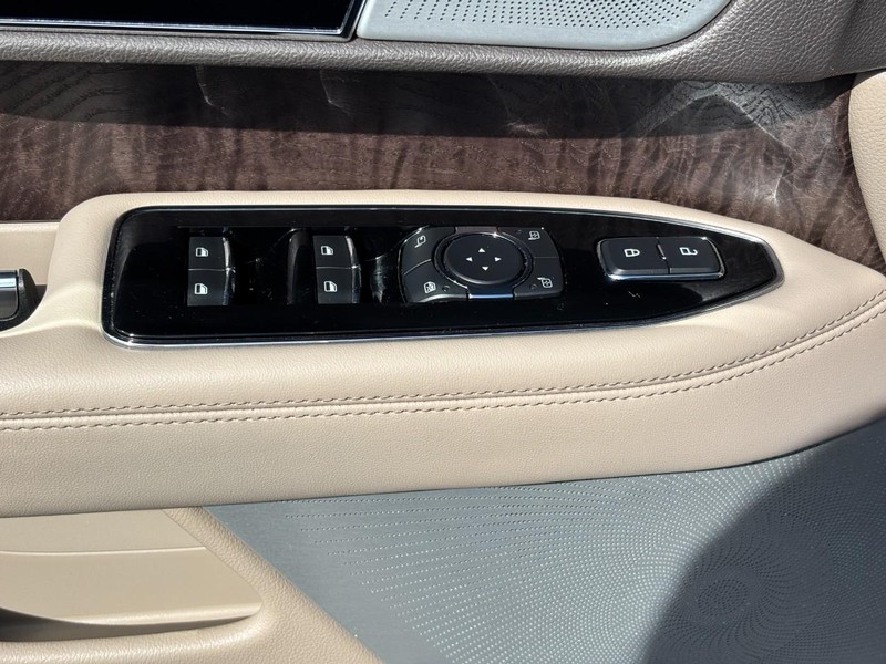 Lincoln Navigator Vehicle Full-screen Gallery Image 18