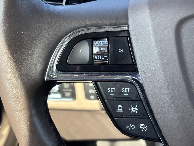 Lincoln Navigator Vehicle Full-screen Gallery Image 19