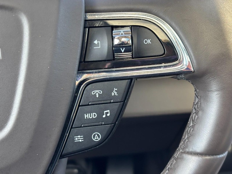 Lincoln Navigator Vehicle Full-screen Gallery Image 20