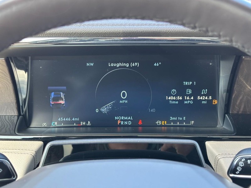 Lincoln Navigator Vehicle Full-screen Gallery Image 21