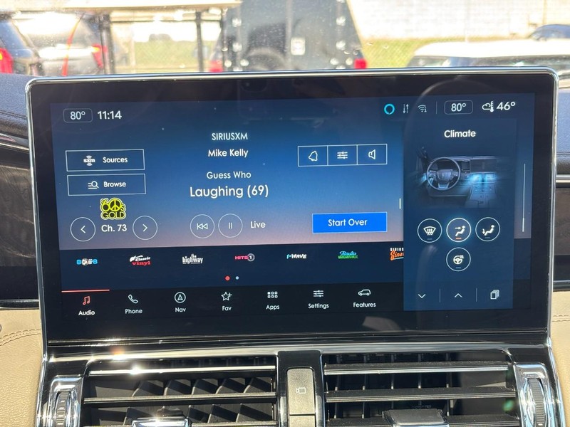 Lincoln Navigator Vehicle Full-screen Gallery Image 22