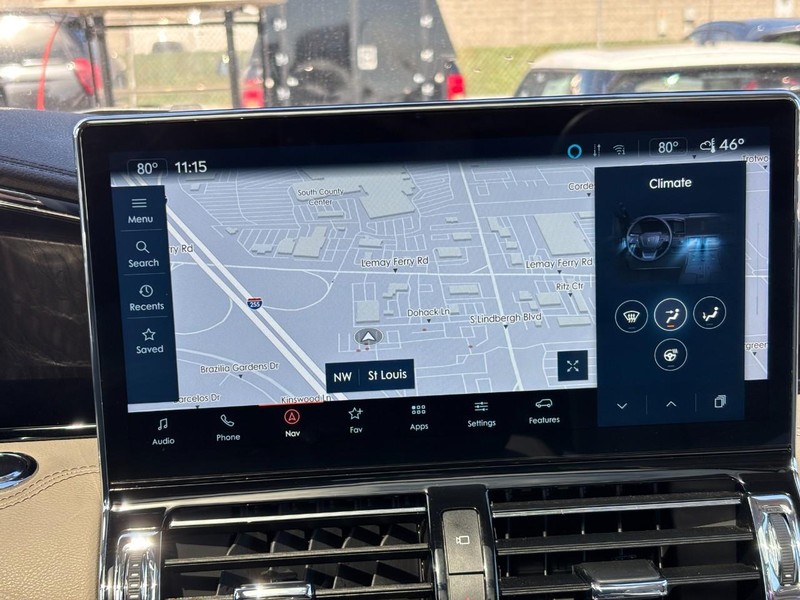 Lincoln Navigator Vehicle Full-screen Gallery Image 23