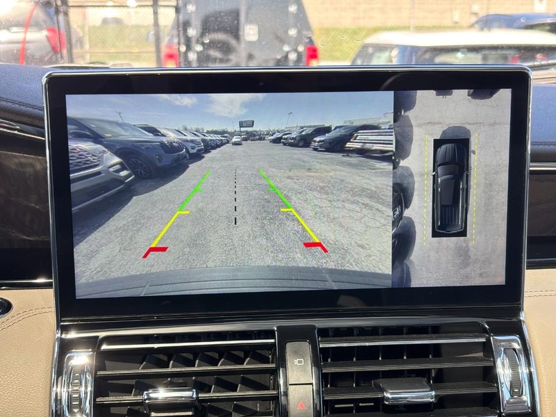 Lincoln Navigator Vehicle Full-screen Gallery Image 24