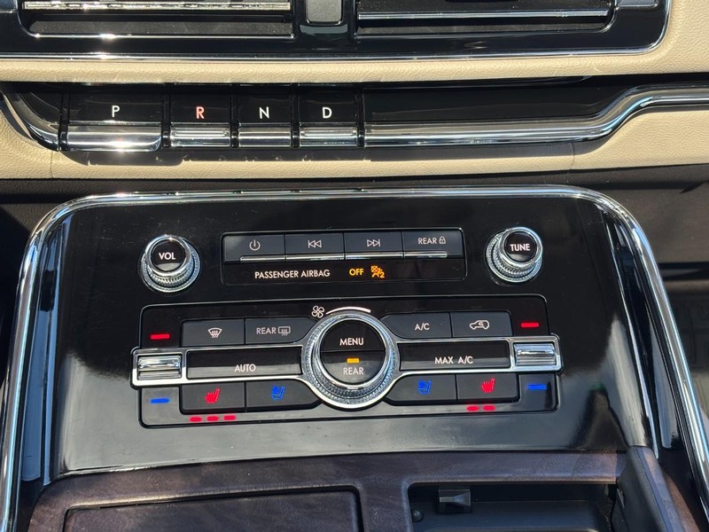 Lincoln Navigator Vehicle Full-screen Gallery Image 25