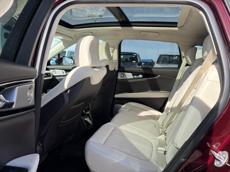 Lincoln Nautilus Vehicle Full-screen Gallery Image 12