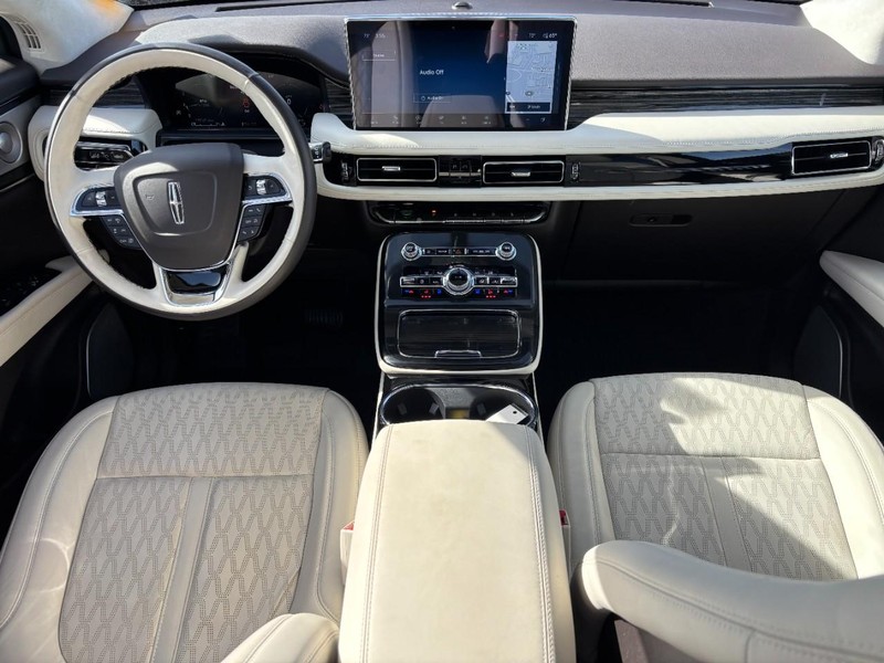 Lincoln Nautilus Vehicle Full-screen Gallery Image 13