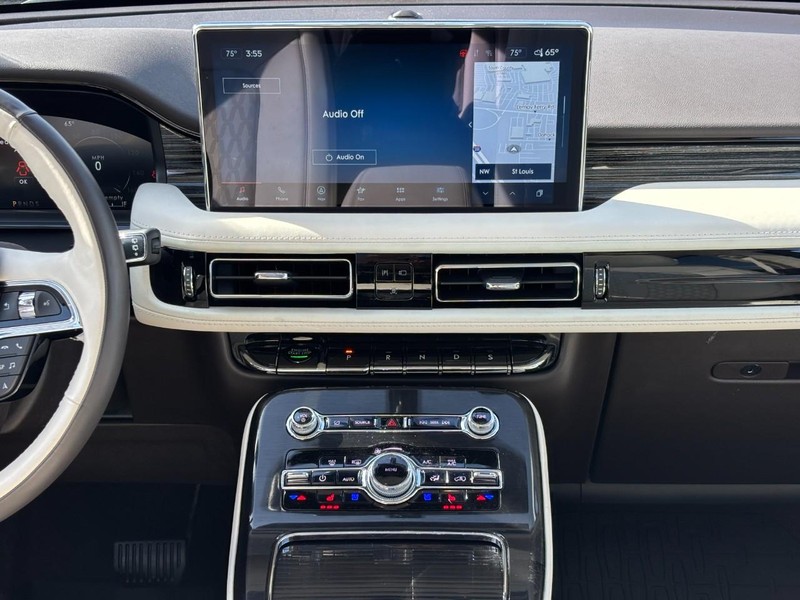 Lincoln Nautilus Vehicle Full-screen Gallery Image 15