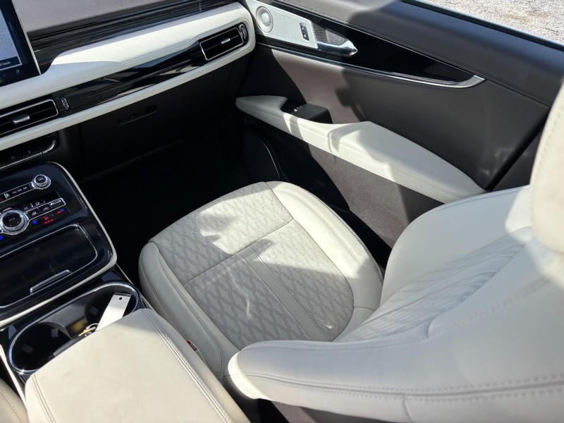 Lincoln Nautilus Vehicle Full-screen Gallery Image 16