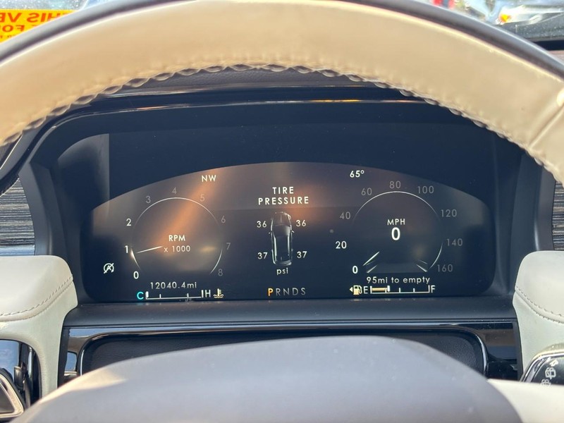 Lincoln Nautilus Vehicle Full-screen Gallery Image 21