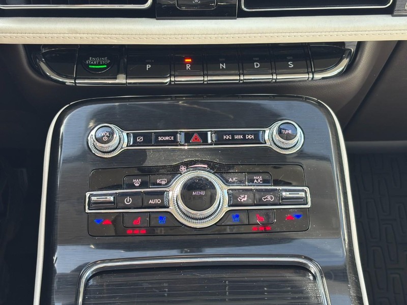 Lincoln Nautilus Vehicle Full-screen Gallery Image 24