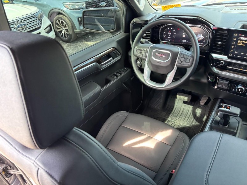 GMC Sierra 1500 Vehicle Full-screen Gallery Image 12