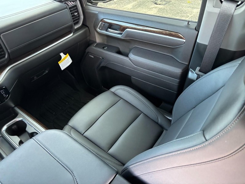 GMC Sierra 1500 Vehicle Full-screen Gallery Image 14