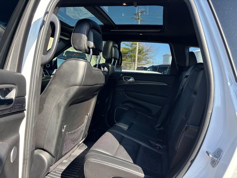 Jeep Grand Cherokee Vehicle Image 12
