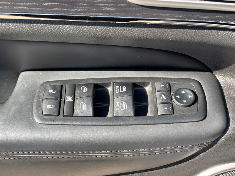 Jeep Grand Cherokee Vehicle Image 17