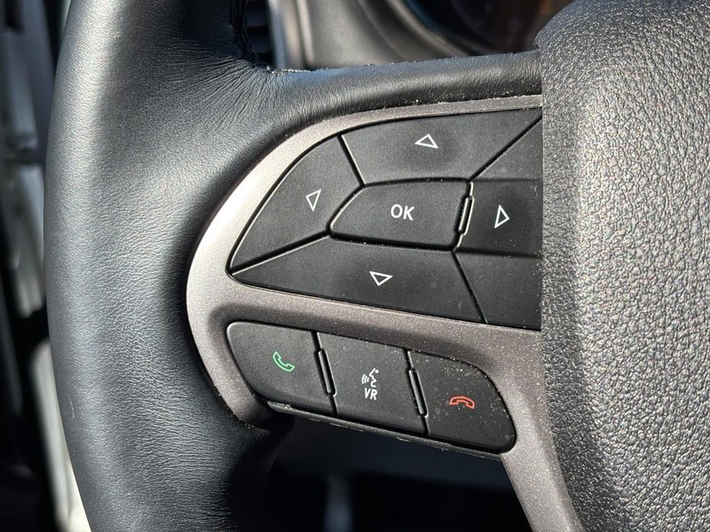 Jeep Grand Cherokee Vehicle Image 18