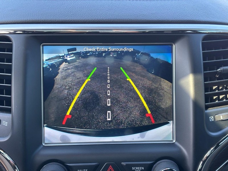 Jeep Grand Cherokee Vehicle Image 23